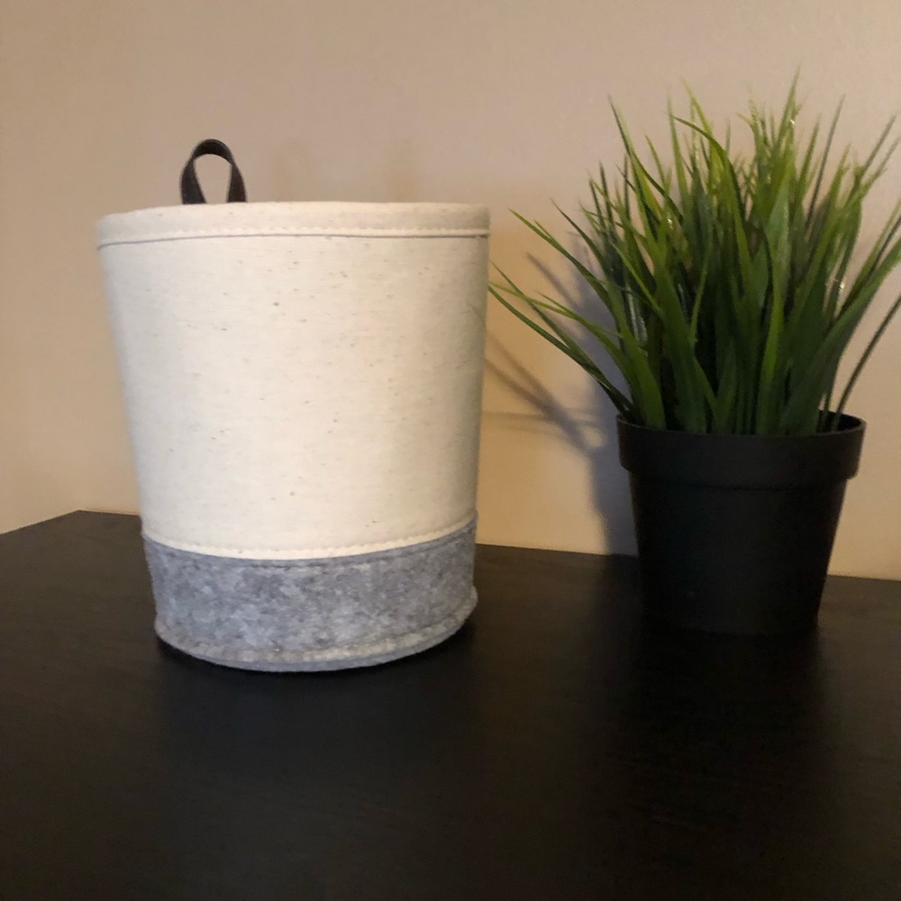 - thirty-one’s Two Toned Felt Hanging Bin - Like New -multi use decor-orga…